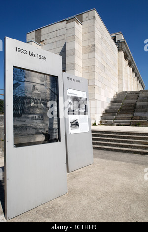 Scheda Informazioni per Adolf Hitler tribune nella parte anteriore del campo Zeppelinfeld, Reichsparteitagsgelaende partito nazista rally grou Foto Stock