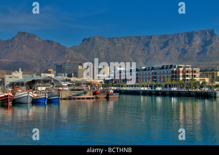 Vista della Table Mountain dal Victoria and Alfred Waterfront a Città del Capo in Sud Africa Foto Stock