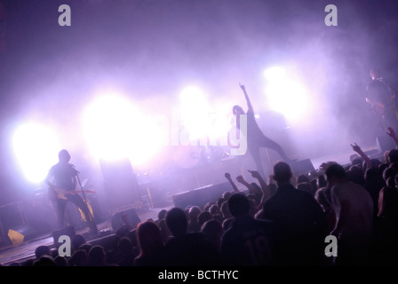 Rock band suonare dal vivo sul palco per il pubblico, con illuminazione colorata; generico o anonimo Concetto di immagine Foto Stock