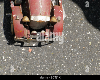 Dettaglio di un vecchio classico rosso giocattolo auto sulla strada Foto Stock