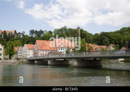 Landsberg am Lech Baviera Germania UE Giugno ponte stradale sul fiume Lech e riverside proprietà di questa città storica Foto Stock