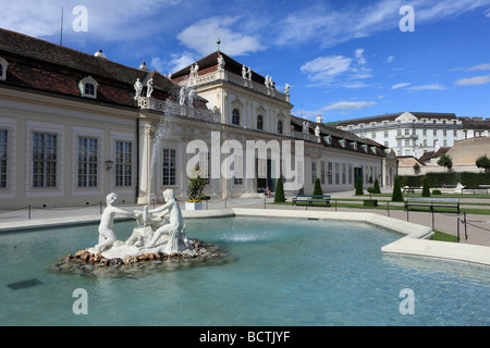 Fontana nella parte anteriore della parte inferiore del Palazzo Belvedere, Vienna, Austria, Europa Foto Stock