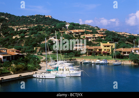 Barche nel porto di Porto Cervo e la Costa Smeralda, Sardegna, Italia, Europa Foto Stock