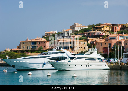 Motor yacht nel porto, Porto Cervo e la Costa Smeralda, Sardegna, Italia, Europa Foto Stock