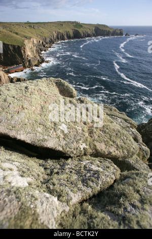 La zona del Land's End, Inghilterra. Vista sul Castello di Zawn al Land's End Cornish costa. Foto Stock