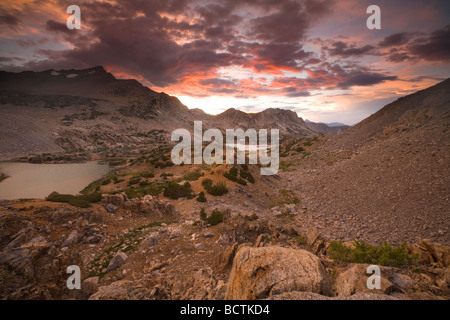 Sunrise e un ruscello di montagna su Vescovo Pass - Sierra Nevada, CA Foto Stock