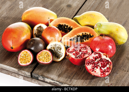 Frutti Esotici, Mango, granadiglie, Grenadilla, papaia, melograno Foto Stock