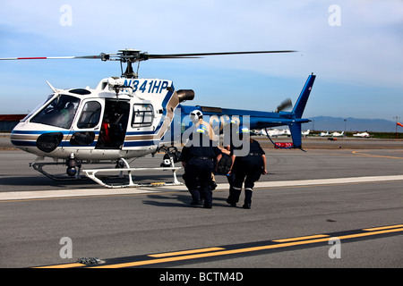 CAL FIRE Emergency Responder elicottero @ operazioni speciali di formazione con la California Highway Patrol, AMR & San Mateo EMT Foto Stock