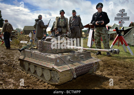 Gli uomini fingere di essere soldati tedeschi da guerra mondiale 2 in corrispondenza di un evento in Kent Foto Stock