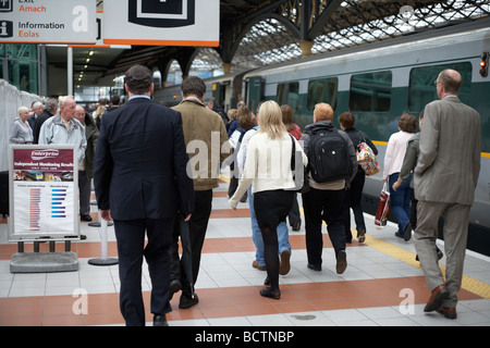 Pendolari arrivano su enterprise service dall'Irlanda del Nord in connolly stazione ferroviaria a Dublino Repubblica di Irlanda Foto Stock