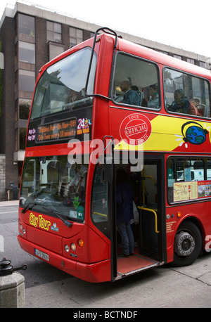 I turisti a bordo city tour bus alla fermata centro della città di Dublino Repubblica di Irlanda Foto Stock