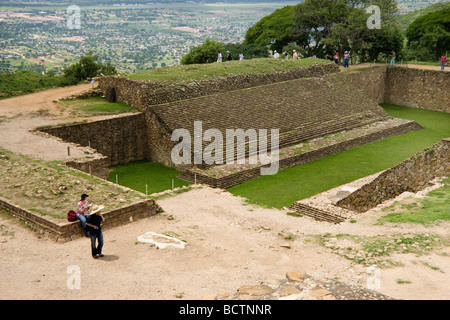 Monte Alban sito rovina Oaxaca, Messico, 500 BC-750 Annuncio la più antica città di pietra in Messico, Zapoteco costruttori, pietra piattaforme piramidale Foto Stock