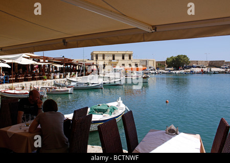 Cene ALFRESCO accanto al pittoresco porto di Rethymnon sull'isola greca di creta. Foto Stock