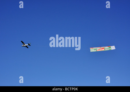 Traino aeromobili di pubblicità banner, Torremolinos, Costa del Sol, provincia di Malaga, Andalusia, Spagna Foto Stock