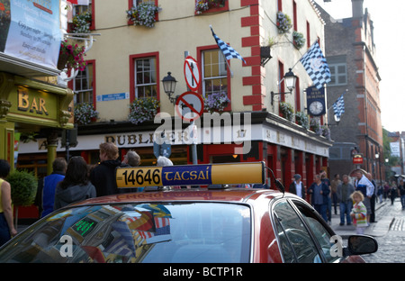 Taxi con ortografia irlandese tacsai per scheda di noleggio in attesa di una tariffa fuori di pub in area di Temple Bar a Dublino città Foto Stock