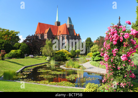 Santa Croce chiesa gotica e Giardino Botanico in una soleggiata giornata estiva Wroclaw Bassa Slesia Polonia Foto Stock