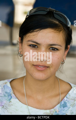 Moderno e giovane donna turkmeno in Maria il Turkmenistan Foto Stock