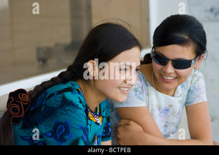 Due giovani donne turkmene in Maria il Turkmenistan Foto Stock