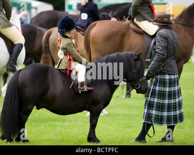 Pony Shetland e giovane pilota presso la Agricultural Show, Banchory Foto Stock