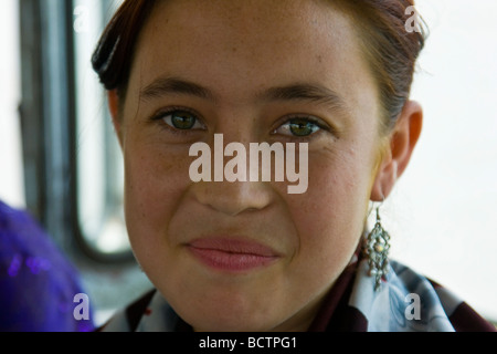 Moderno e giovane donna turkmeno in Maria il Turkmenistan Foto Stock