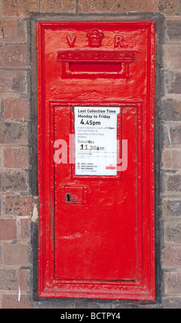 Un Vittoriano montato a parete British Post Office postbox o scatola a parete Foto Stock