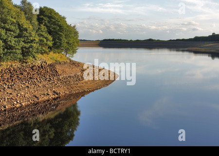 Vista della banca esposta di Yarrow serbatoio dal ponte Alance Foto Stock