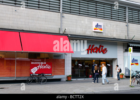 Berlin Hertie in Berlin Mitte sarà chiuso EU DE DEU RFT Germania capitale Berlino La Hertie catena di vendita al dettaglio Foto Stock