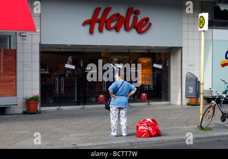 Berlin Hertie in Berlin Mitte sarà chiuso EU DE DEU RFT Germania capitale Berlino La Hertie catena di vendita al dettaglio Foto Stock