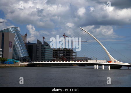 Dublin Docklands con nuovo centro congressi fiume Liffey e nuovo Samuel Beckett bridge Dublino Repubblica di Irlanda Foto Stock