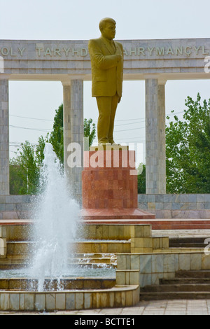 Statua di Türkmenbaşy in Türkmenabat o Charjou Turkmenistan Foto Stock