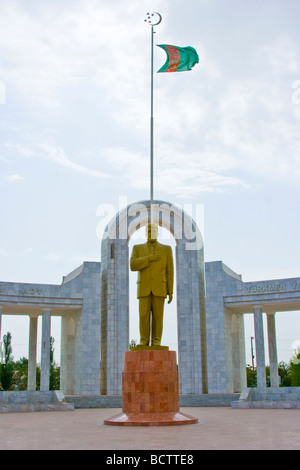 Statua di Türkmenbaşy in Türkmenabat o Charjou Turkmenistan Foto Stock