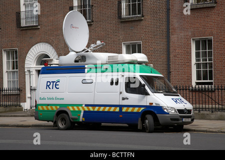 RTE Radio Telefis Eireann irish emittente statale al di fuori di broadcast satellite communications carrello parcheggiato in Merrion Square Foto Stock