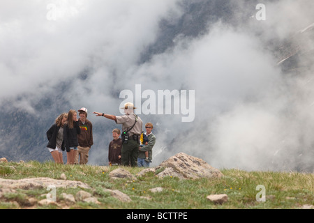 Parco Nazionale delle Montagne Rocciose in Colorado un ranger del parco parla ai visitatori sulla tundra alpina nei pressi di Trail Ridge Road Foto Stock