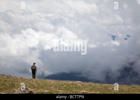 Parco Nazionale delle Montagne Rocciose in Colorado un ranger del parco sulla tundra alpina nei pressi di Trail Ridge Road Foto Stock