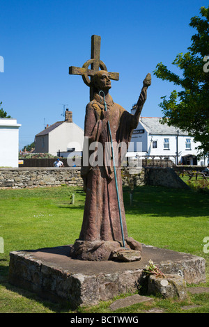 St Aiden statua Lindisfarne Northumberland Inghilterra Foto Stock