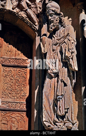 Spagna, San Giacomo modo: apostolo nel portale principale della cattedrale di Leon Foto Stock