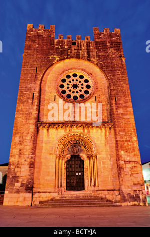 Spagna, San Giacomo modo: chiesa romanica di San Nicolás nell a Portomarin, una importante stazione di Camino Frances in Galizia Foto Stock