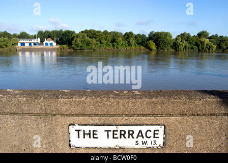 Il nome della strada piastra per la terrazza, Barnes, a sud-ovest di Londra, con vista sul fiume Tamigi di duchi prati Foto Stock