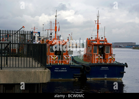 Due barche pilota ormeggiato sul Fiume Tees in Middlesbrough Foto Stock