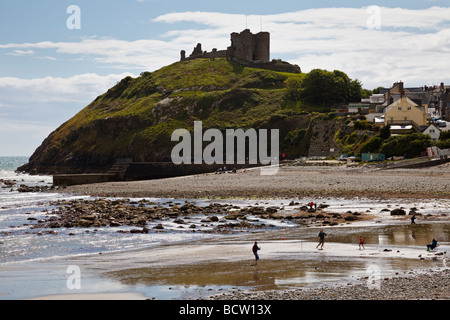 Famiglia giocando a calcio sulla spiaggia a Criccieth, il Galles del Nord Foto Stock