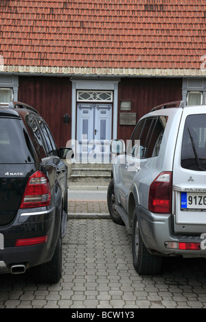 Il lusso dei veicoli fuori strada parcheggio nella città di Pärnu, Estonia, Stato baltico, l'Europa. Foto di Willy Matheisl Foto Stock