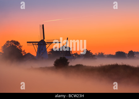 Gloria di mattina nel piccolo villaggio di Ten Boer nella provincia di Groninga nella parte settentrionale dei Paesi Bassi Foto Stock