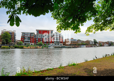 Il fiume Tamigi a Kingston on Thames Foto Stock