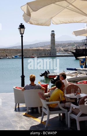 Cene ALFRESCO accanto al pittoresco porto di Rethymnon sull'isola greca di creta. Foto Stock