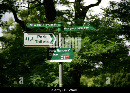 Segni in Clissold Park, Hackney, Londra, Regno Unito Foto Stock