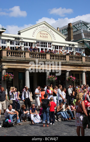 Il Punch & Judy Balcone Bar, Covent Garden di Londra, Inghilterra, Regno Unito Foto Stock