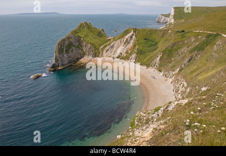 Invitante Beach di St Oswalds Bay nei pressi di Lulworth Cove, Dorset, con l'isola di Portland all'orizzonte a sinistra. Foto Stock