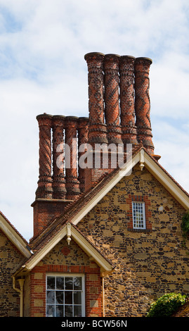 Elizabethan camini nelle case di Albury Surrey in Inghilterra Foto Stock