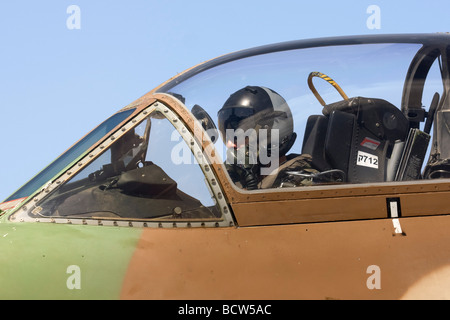 Pilota israeliano nel pozzetto di un Mcdonnell Douglas Skyhawk fighter jet Foto Stock