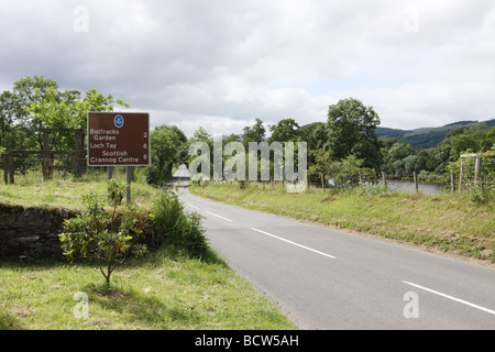 Country Road e visitatori segno di attrazione vicino a Aberfeldy in Scozia a luglio 2009 Foto Stock